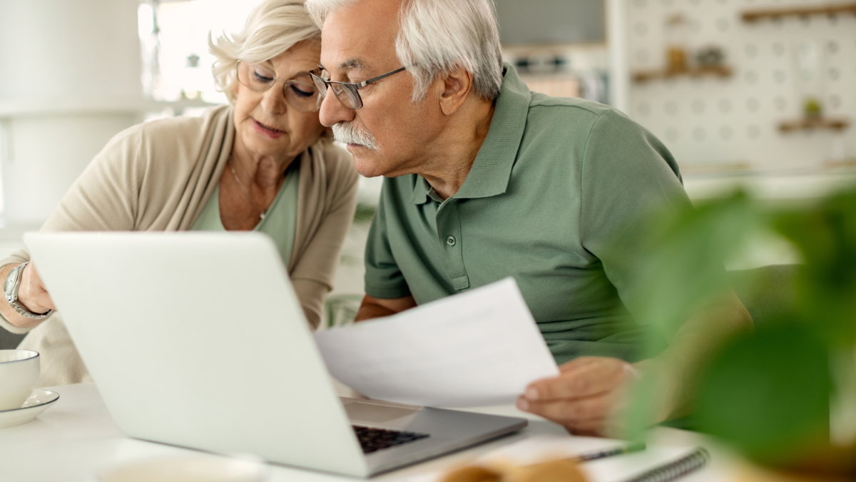 Casal de aposentados pesquisando sobre empréstimo consignado