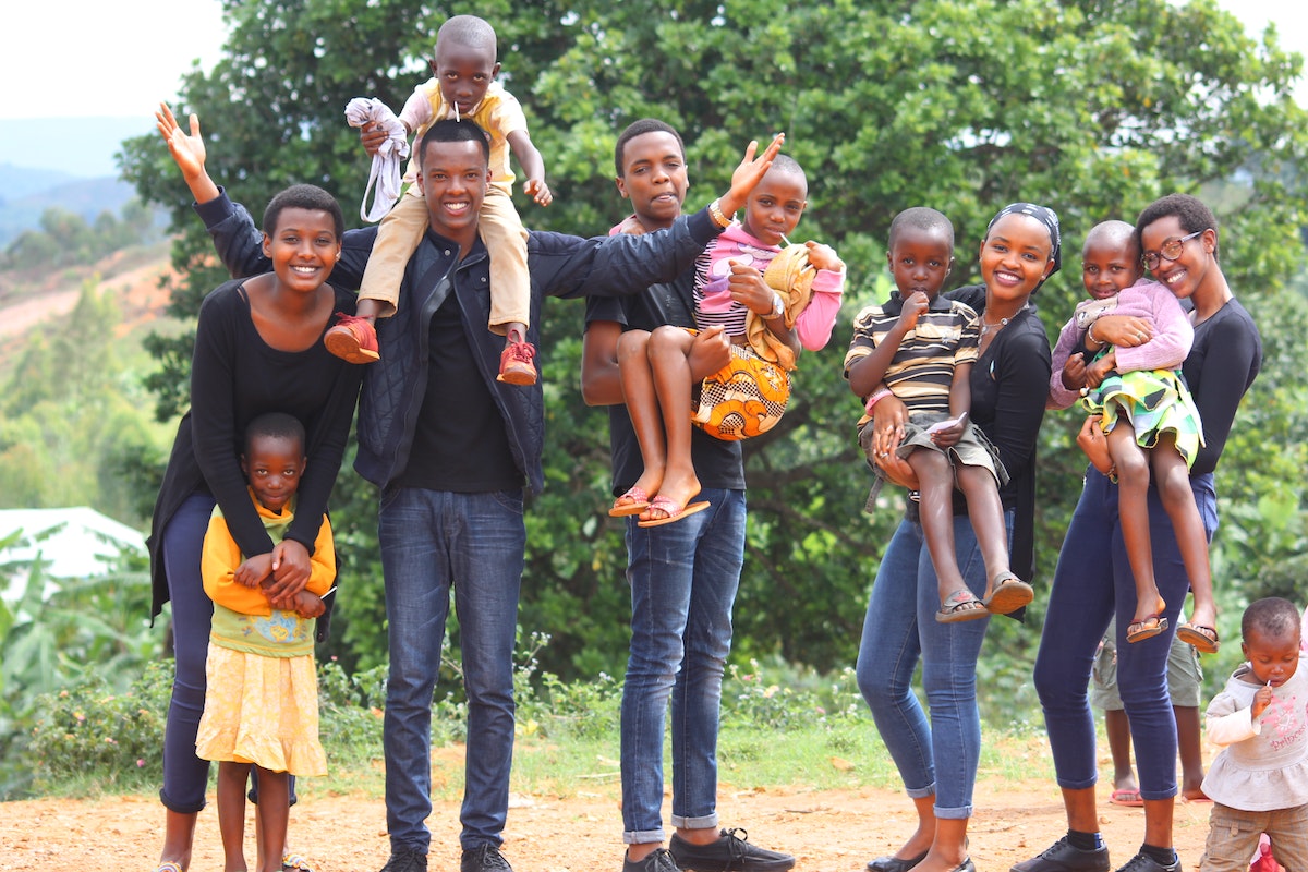 Uma foto de família com 11 pessoas. Quatro delas são crianças de colo, e participam do Bolsa Família 2024