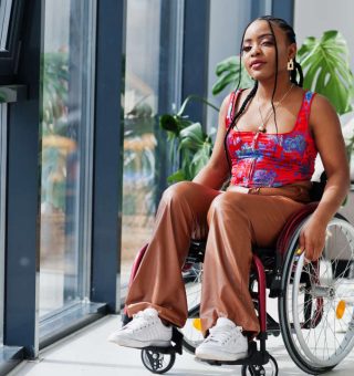 Jovem de cadeira de rodas com doenças graves INSS 2024