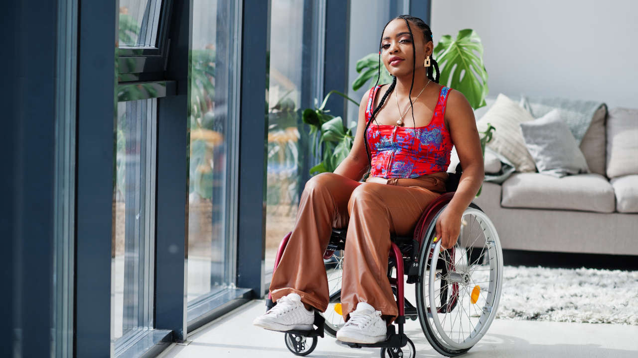 Jovem de cadeira de rodas com doenças graves INSS 2024