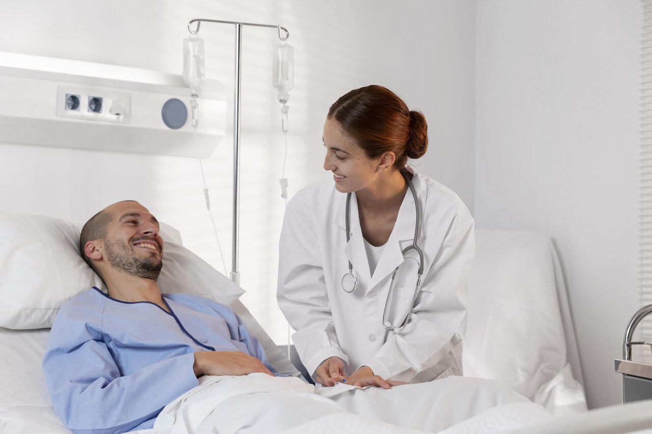 Enfermeira aconselha paciente em hospital 